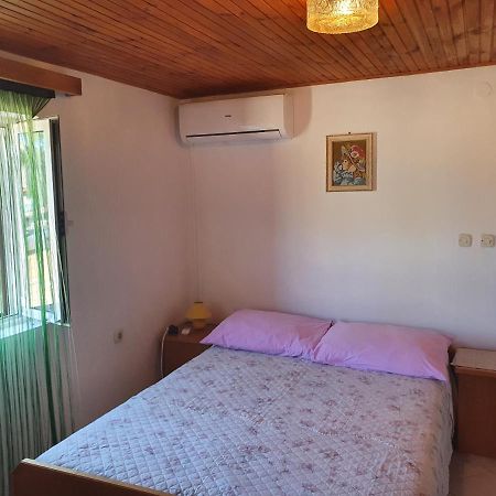 Apartman Letizia Apartment Ustrine Bagian luar foto