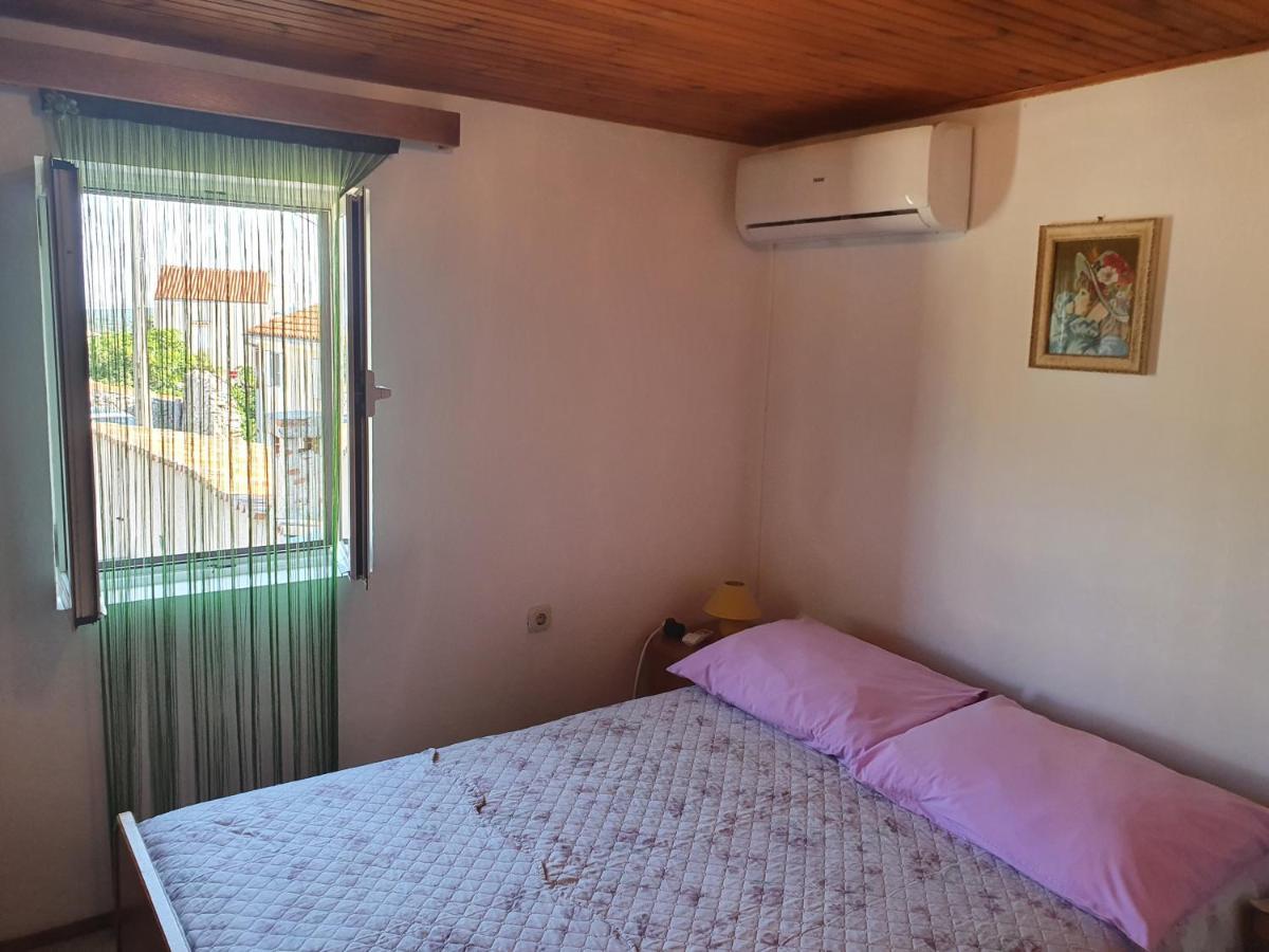 Apartman Letizia Apartment Ustrine Bagian luar foto