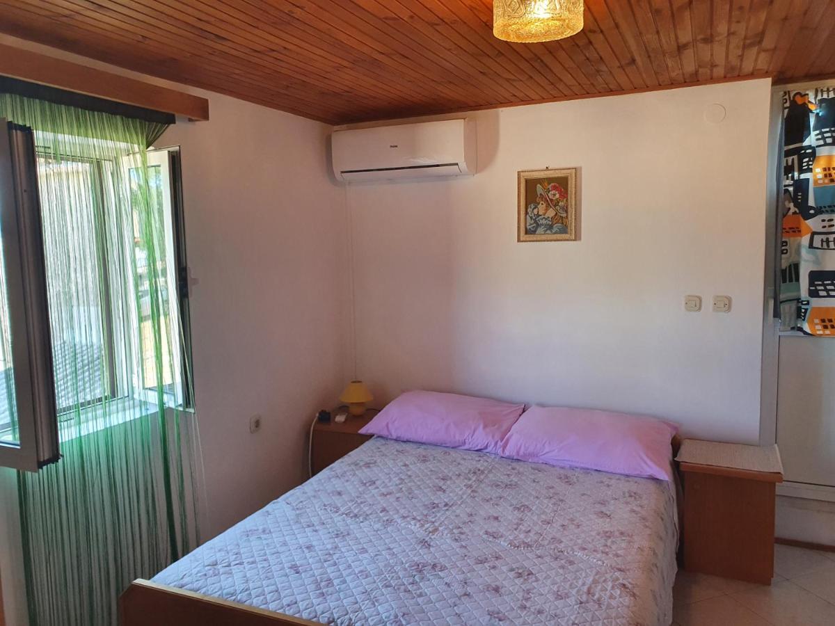 Apartman Letizia Apartment Ustrine Bagian luar foto